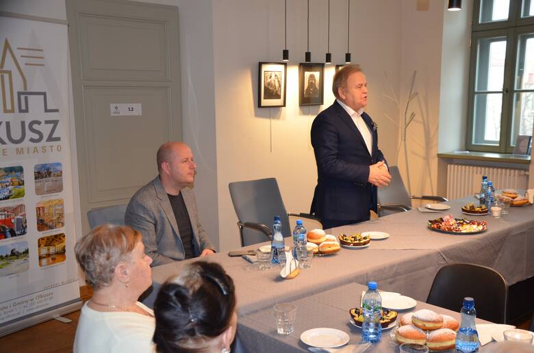 Burmistrz Olkusza Roman Piaśnik zajadał się pączami na spotkaniu z emerytowanymi pracownikami urzędu