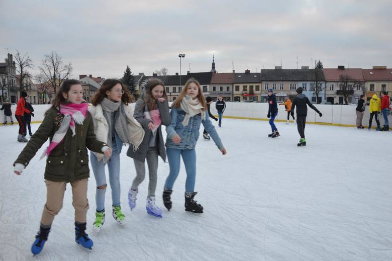 Miejskie lodowisko na Nowym Rynku w Łowiczu cieszy się dużym powodzeniem wśród młodzieży