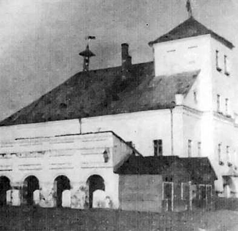 Rodzinny dom Teresy Gładysz. Cegłę klinkierową Sowieci zamalowali na biało, dach spłonął.