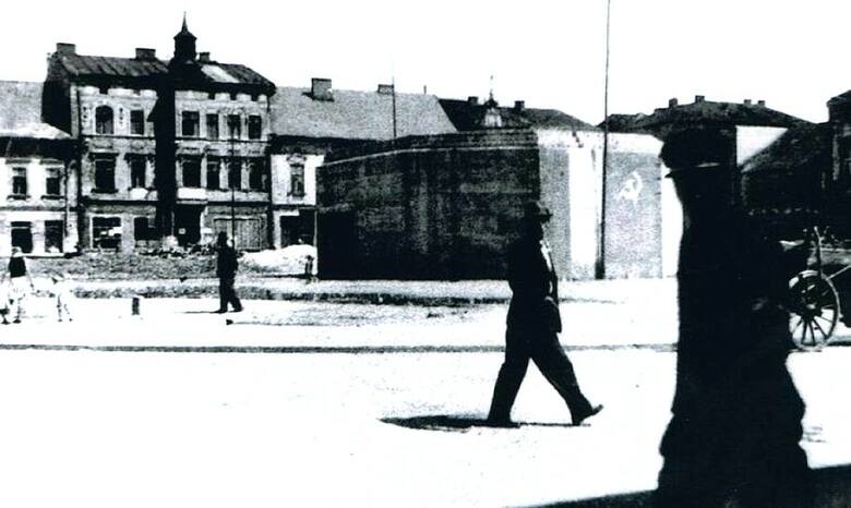 Rynek w Oświęcimiu w pierwszych tygodniach po wojnie. Na zbudowanym na środku placu schronie przez Niemców flaga Związku Radzieckiego