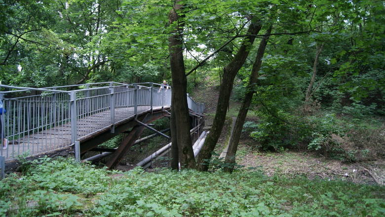 Park miejski za mostem kolejowym