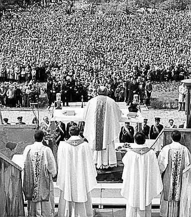 Tłumy uczestniczą w wizytach Jana Pawła II