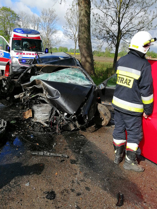 Tragiczny wypadek koło Barwic. Passat uderzył w drzewo