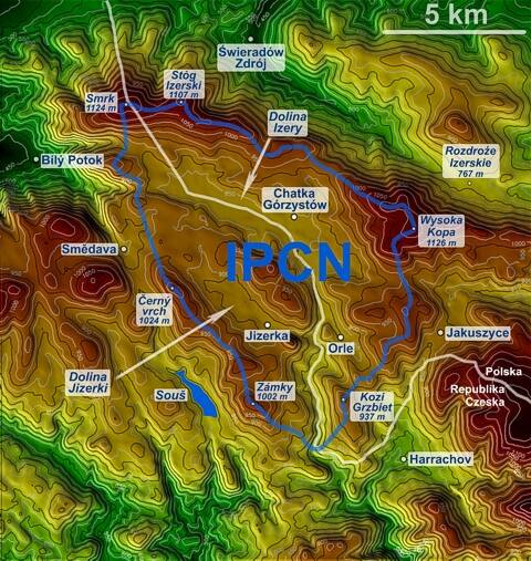 Mapa hipsometryczna środkowej części Gór Izerskich. Izerski Park Ciemnego Nieba obejmuje swym zasięgiem (niebieska linia) górną, graniczną część doliny
