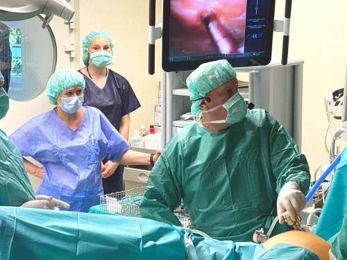 Dr Paweł Wisz (w środku) z dr Stefano Puliattim, szefem Kliniki Urologii w Szpitalu Uniwersyteckim we włoskiej Modenie (z prawej) i dr Rubenem de Groote