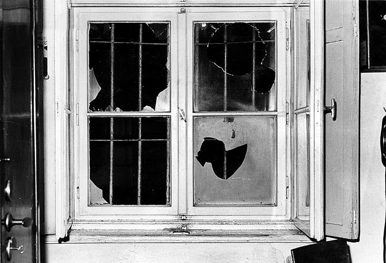 Wybite szyby w oknach to to skutek starć do jakich doszło w 1960 roku. 
