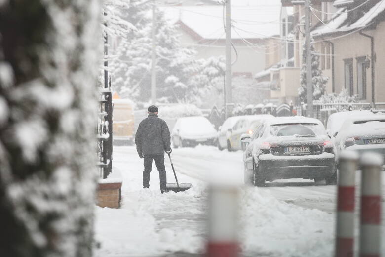 Ulice w Krakowie po intensywnych opadach śniegu w mieście