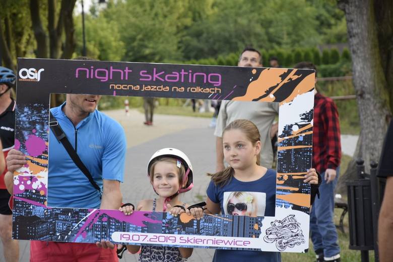 Night Skating, czyli nocny przejazd na rolkach ulicami Skierniewic rozpoczął się w piątek, 19 lipca, na ul. Podrzecznej. Rolkarze mieli do pokonania ośmiokilometrową trasę. Organizatorem wydarzenia jest Ośrodek Sportu i Rekreacji oraz Skierniewickie Stowarzyszenie Sportów Ekstremalnych.