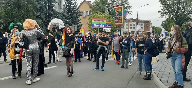 Polsko-niemiecki marsz równości idzie ulicami Słubic i Frankfurtu