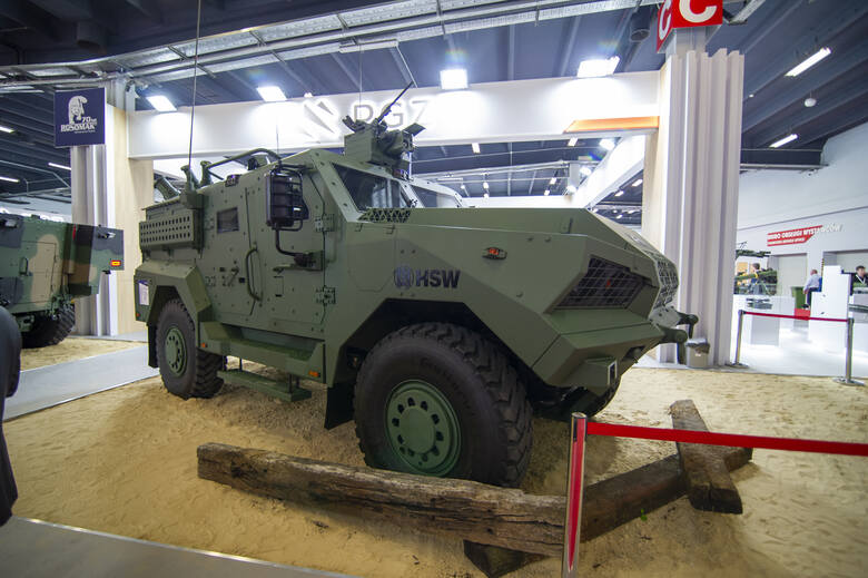 Taktyczny Pojazd Wielozadaniowy 4x4 WARAN – nowa propozycja HSW S.A. dla wojsk lądowych. Stoisko PGZ S.A.