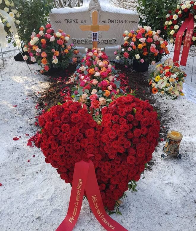 Beckenbauer w swojej ostatniej drodze pożegnany jedynie przez najbliższych. Cichy pogrzeb „Kaisera” na cmentarzu w Monachium [ZDJĘCIA]