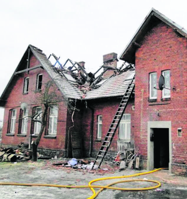 Mimo szybkiej interwencji strażaków, budynek poważnie ucier¬piał. Podczas akcji sporo wody wsiąkło też w drewniane stropy.