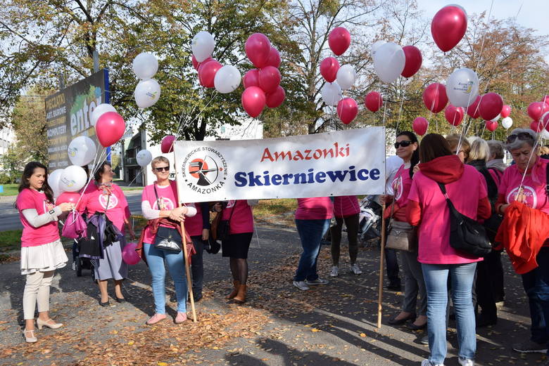 Marsz kobiet promujący badania profilaktyczne piersi w Skierniewicach [ZDJĘCIA, FILM]