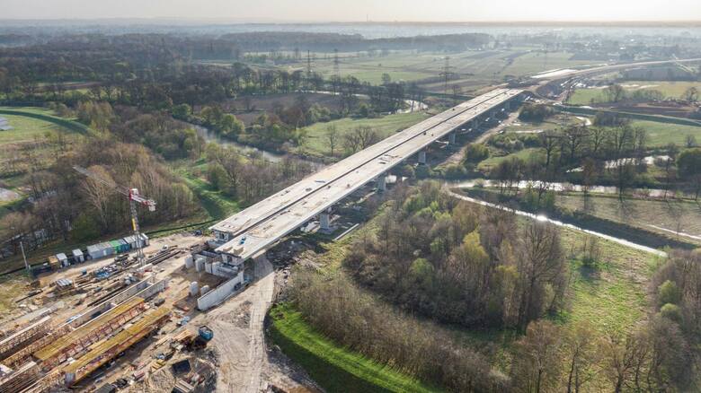 Mostem o dwóch jezdniach jest także przeprawa nad Wisłą, której konstrukcja ukończona została pod koniec marca