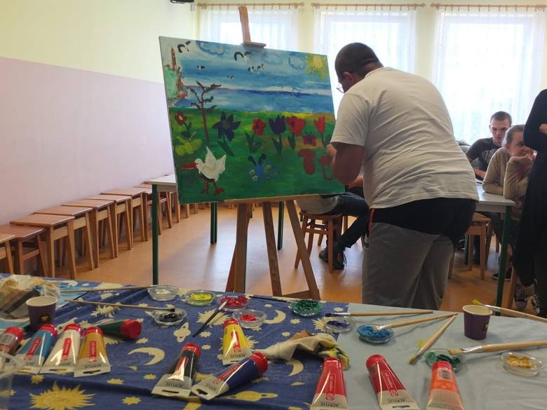 Niepełnosprawna młodzież stworzyła obraz razem ze słuchaczami łowickiego uniwersytetu seniorów [ZDJĘCIA]