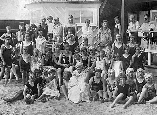 Przedwojenna sielanka na Blücherbad, dzieci i dorośli w strojach, jakie obowiązywały na plażach w latach 30. i 40. 