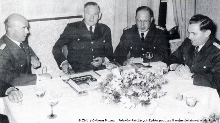 Eilert Dieken (drugi z lewej) był po wojnie funkcjonariuszem policji w Esens.