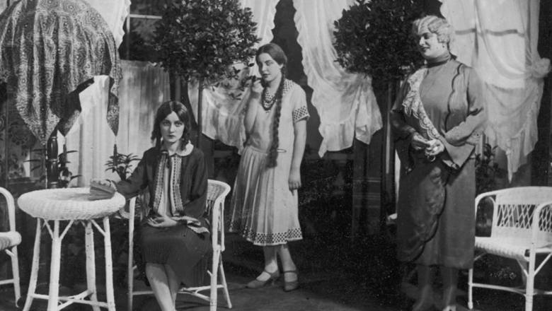 Największe emocje wśród miłośniczek mody wzbudzała całkowita rewolucja w modzie damskiej, zapoczątkowana przez Coco Chanel. Kobiety nosiły się na chłopczycę. Skracano włosy, zakładano spodnie, a od mniej więcej 1925 pokazywano coś więcej niż samą kostkę (w 1928 nawet kolano!).  Ubrania były...