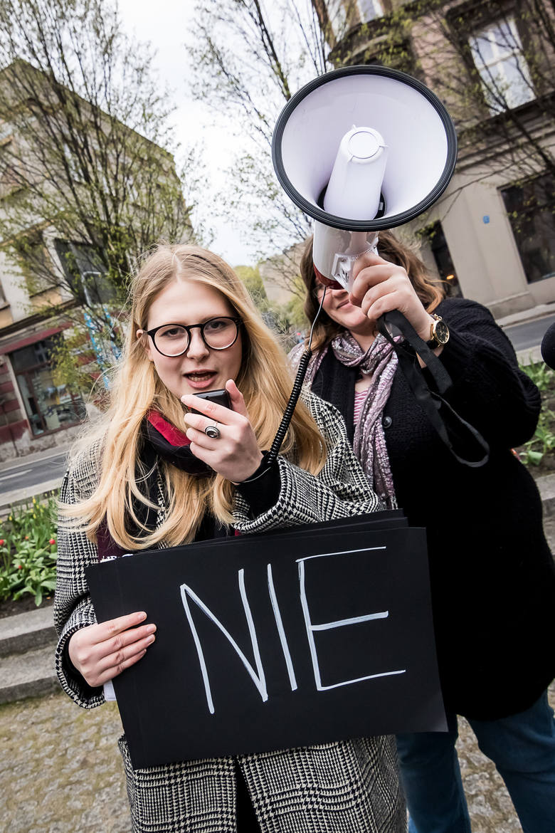 W piątek wieczorem przeciwko przemocy domowej protestowano  na ulicach Bydgoszczy. Manifestację zorganizowały nieformalne grupy kobiet.<br /> 