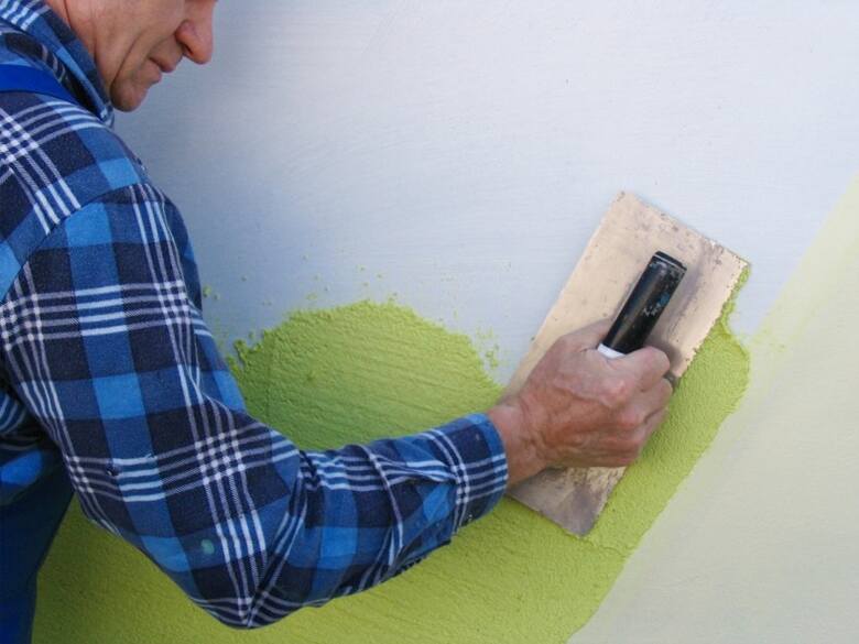 Farby strukturalne tworzą przestrzenną fakturę na ścianach. Ich aplikację lepiej powierzyć fachowcowi.