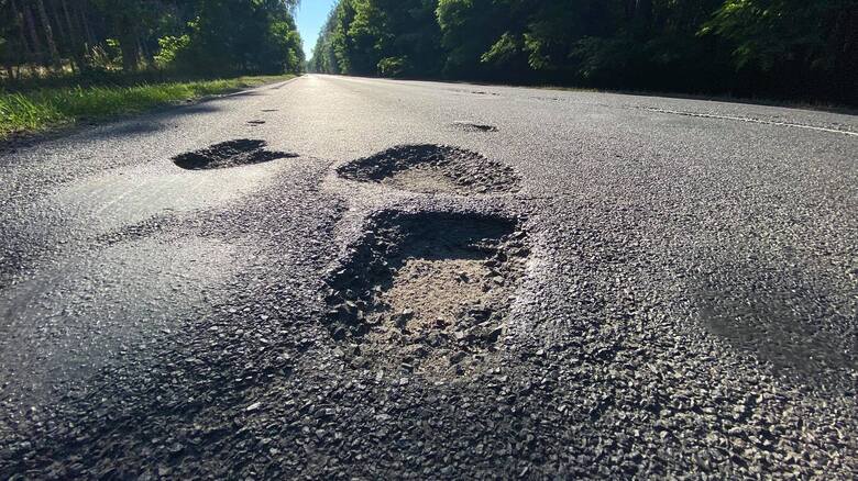 To nawet nie jest droga z dziurami... To dziury z drogą! Tak wygląda  jedna z najgorszych dróg w regionie.