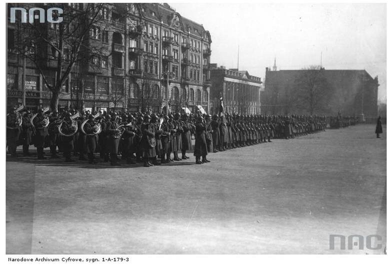 Uroczystości imieninowe Józefa Piłsudskiego na placu Wolności - 1930 rok