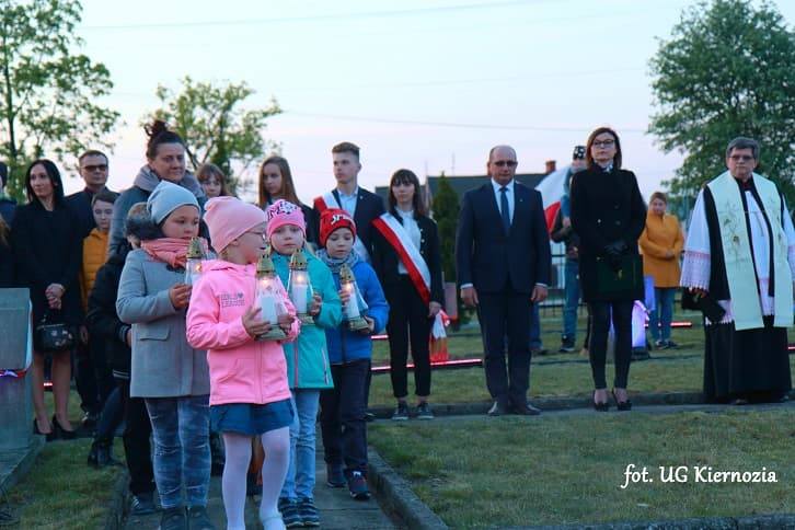 Uroczystości związane z 74. rocznicą zakończenia II wojny światowej odbyły się w Kiernozi [ZDJĘCIA]