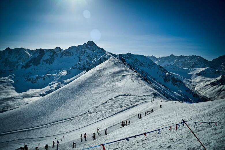 Kasprowy Wierch zimą staje się centrum narciarstwa rekreacyjnego, a latem jest bazą wypadową dla pieszych wycieczek po górach.