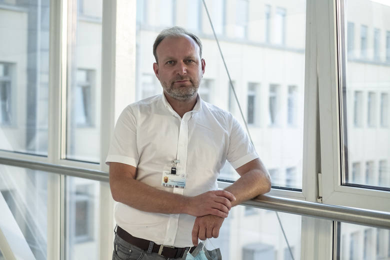 Dr Tomasz Ozorowski jest mikrobiologiem i konsultantem wojewódzkim, pracującym w sekcji ds. zakażeń szpitalnych. To także były przewodniczący Stowarzyszenia Epidemiologii Szpitalnej.