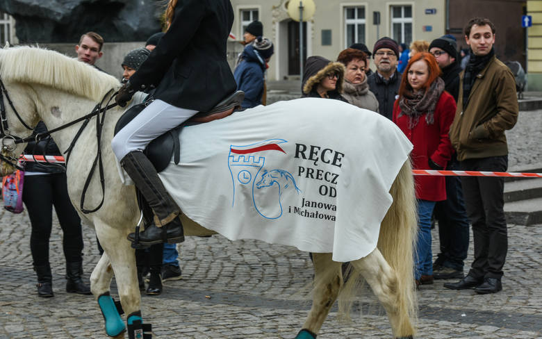 Kilkunastu hodowców koni stawiło się wczoraj na płycie bydgoskiego Starego Rynku. W ten sposób sprzeciwiają się decyzjom o zwolnieniu prezesów największych stadnin w Polsce.
