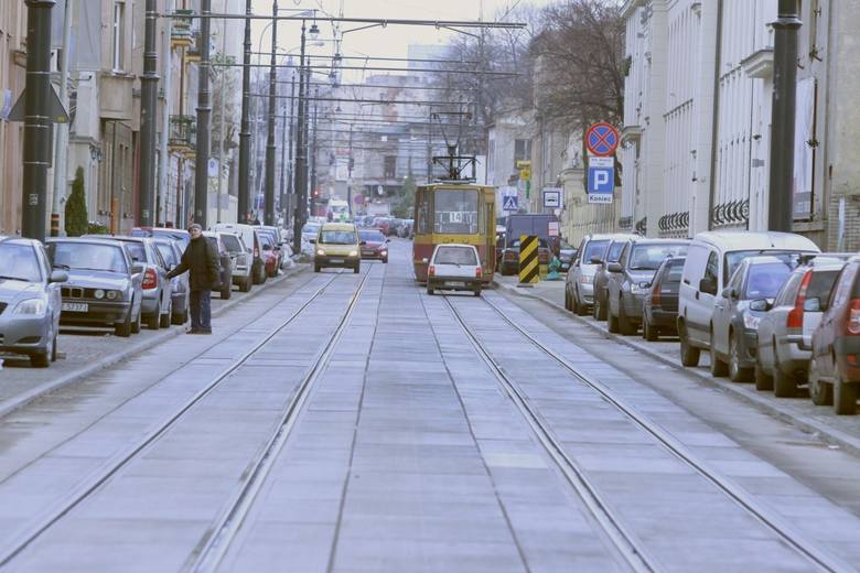 Po zmodernizowanej ul. Kopernika auta wloką się za tramwajami, bo szerokość jezdni nie pozwala na ich wyminięcie Fot: Krzysztof Szymczak