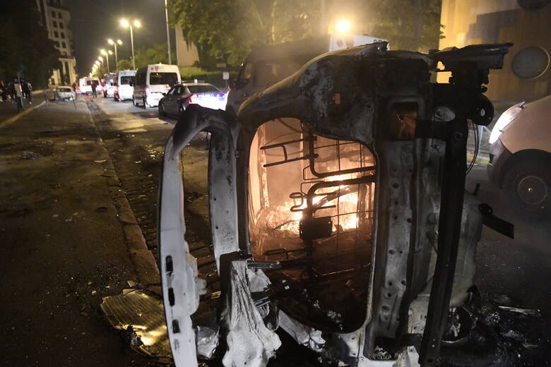Trzecia noc zamieszek we Francji. Starcia z policją w wielu miastach, setki aresztowanych, duże zniszczenia