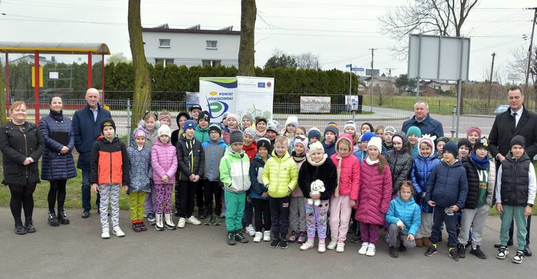 Dzieci z Samorządowego Zespołu Szkół w Bobrku posadziły drzewa i porozmawiały o ekologii. ZDJĘCIA
