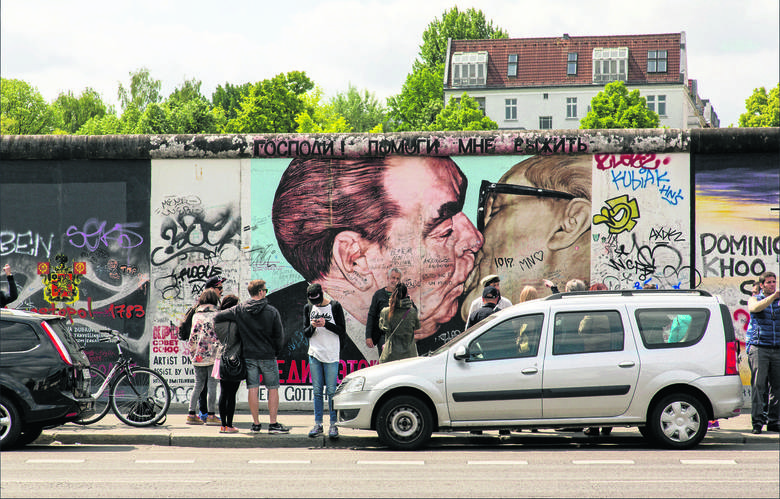 Mur Berliński stał się niezwykłą galerią sztuki. Najbardziej znanym obrazem jest „Brotherly Kiss”, którego autorem jest Rosjanin  Dimitri Vrubel, pokazujący