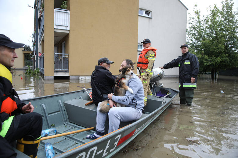 Ulewy w Małopolsce. Kraków zalany, mieszkańcy walczą z żywiołem [NA ŻYWO]