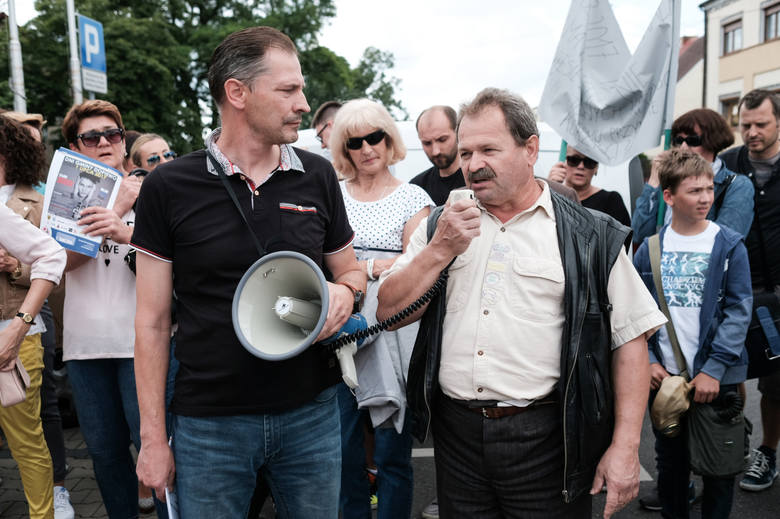 Tak przebiegał protest przed urzędem gminy w Dopiewie, który odbył się w lipcu 2017 roku.