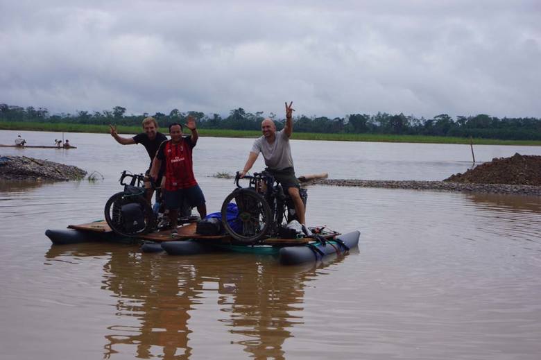 Atalaya, 7 listopada, 2015. Początek rowerowego spływu Amazonką. Od lewej Hubert Kisiński, Felipe Suarez Ruiz i Dawid Andres.