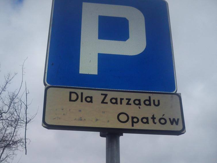 Drogi parking przy szpitalu w Opatowie