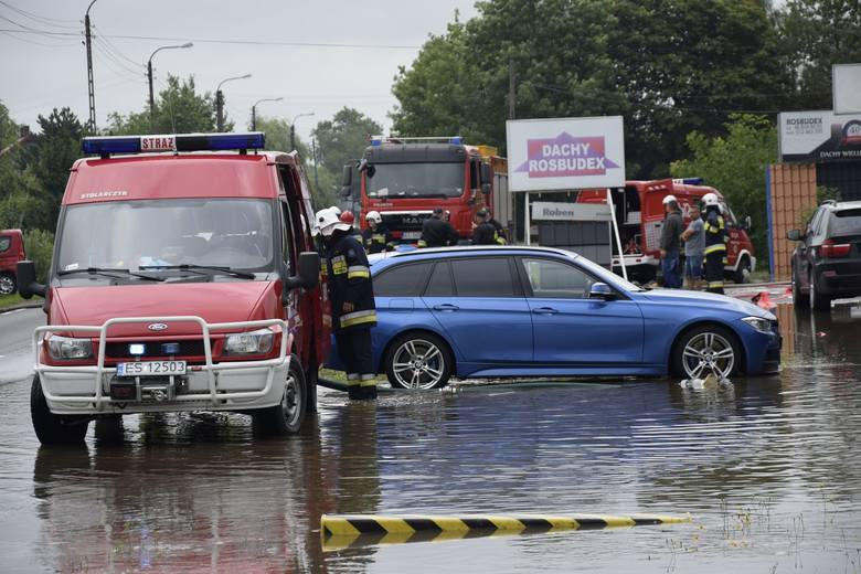 Całonocne opady deszczu spowodowały, że ul. Mszczonowska została zalana. Woda wdarła się na posesje. Strażacy pompują wodę do rowu po drugiej stronie ulicy, ale akcję utrudnia duży ruch. Do akcji włączyła się policja, która zamknęła ulicę i kieruje pojazdy objazdem przez ul. Miedniewicką do Unii...
