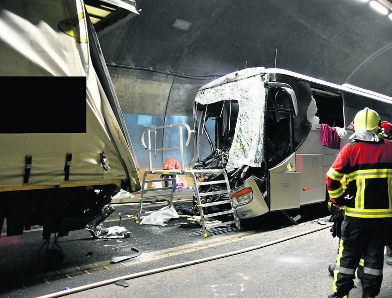  W tunelu na autostradzie zderzyły się ze sobą cztery samochody osobowe, jeden ciężarowy i polski autokar.<br /> 