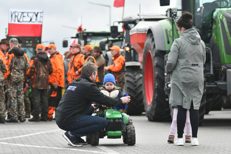 Rolnicy w Gorzowie zebrali się na stacji paliw przy ul. Kasprzaka i pojechali protestować na ulicach miasta.