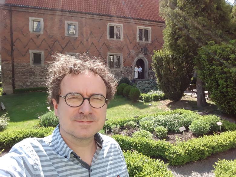 Ogród inspirowany renesansowym zielnikiem Marcina z Urzędowa znajduje się po sąsiedzku z Domem Długosza z gotyckiej cegły, w którym obecnie mieści się Muzeum Diecezjalne w Sandomierzu. Na zdjęciu jego współtwórca Tomisław Giergiel. 