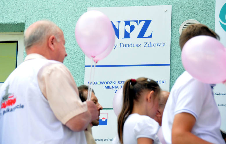 Pikieta przed szpitalem w Krośnie: "Walczymy o jego przyszłość" [ZDJĘCIA, WIDEO]