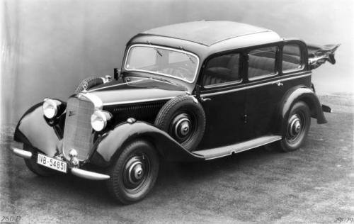 Fot. Mercedes-Benz: Mercedes-Benz 260 D z 1936 r. to pierwszy seryjnie produkowany samochód osobowy napędzany silnikiem wysokoprężnym.