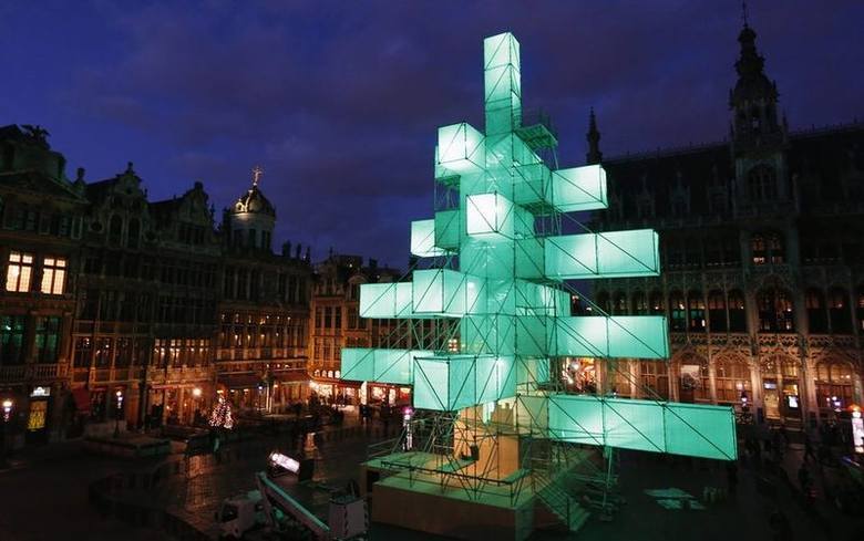 Elektryczna choinka w Brukseli<br /> W zabytkowym centrum Brukseli tradycyjną choinkę bożonarodzeniową zastąpiło… elektryczne drzewko. 25-metrowa konstrukcja przypomina choinkę, ale taki zabieg spotkał się z protestami mieszkańców.<br /> 