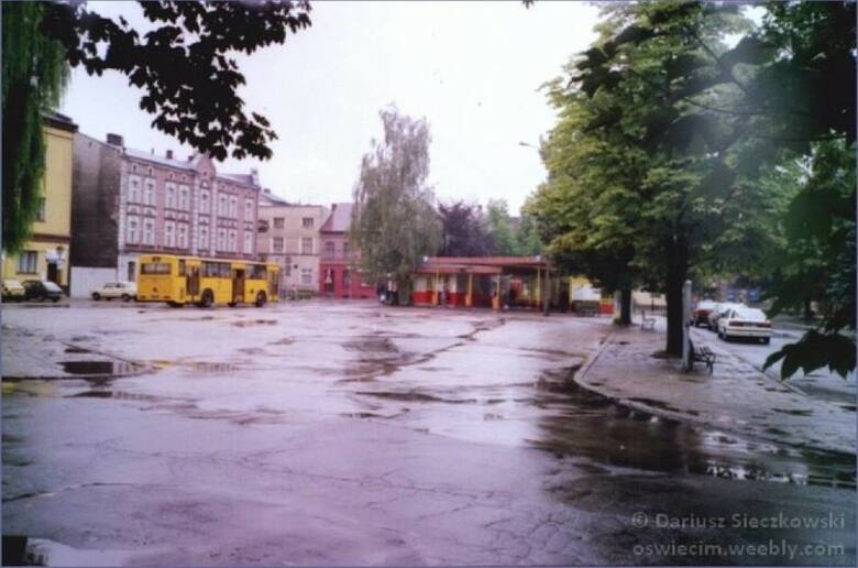 Plac KościuszkiPlac Kościuszki, w części, na której jeszcze do końca lat 90 znajdował się duży centralny przystanek autobusów MZK. Stąd rozpoczynały