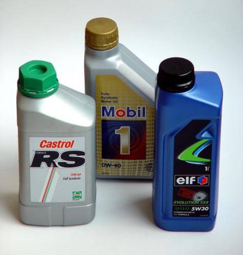 W razie konieczności uzupełnienia niewielkich ilości oleju w silniku można dolać produkt dowolnej marki. Lepiej jest, gdy znamy parametry oleju znajdującego