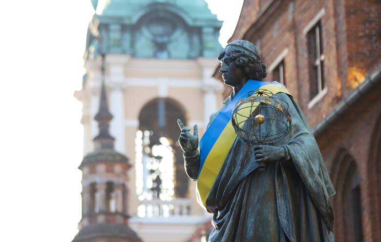 <strong>Dziś (02.03) na jednym z najbardziej rozpoznawalnych punktów historycznych Rynku Staromiejskiego w Toruniu zawieszono ukraińską flagę. Ma to związek z trwającą od kilku dni wojną na Ukrainie. Oto zdjęcia!</strong>