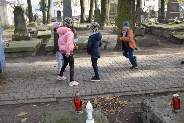 Dzieci z Przedszkola nr 3 w Skierniewicach – jak każdego roku – przyszły w czwartek, 31 października, na zabytkowy cmentarz św. Stanisława, aby zapalić znicze na grobach. Wybierali zwłaszcza groby zapomniane.