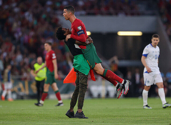 Fan przytulił i podniósł swojego idola Cristiano Ronaldo w pierwszej połowie meczu Portugalii z Bośnią i Hercegowiną (3:0)